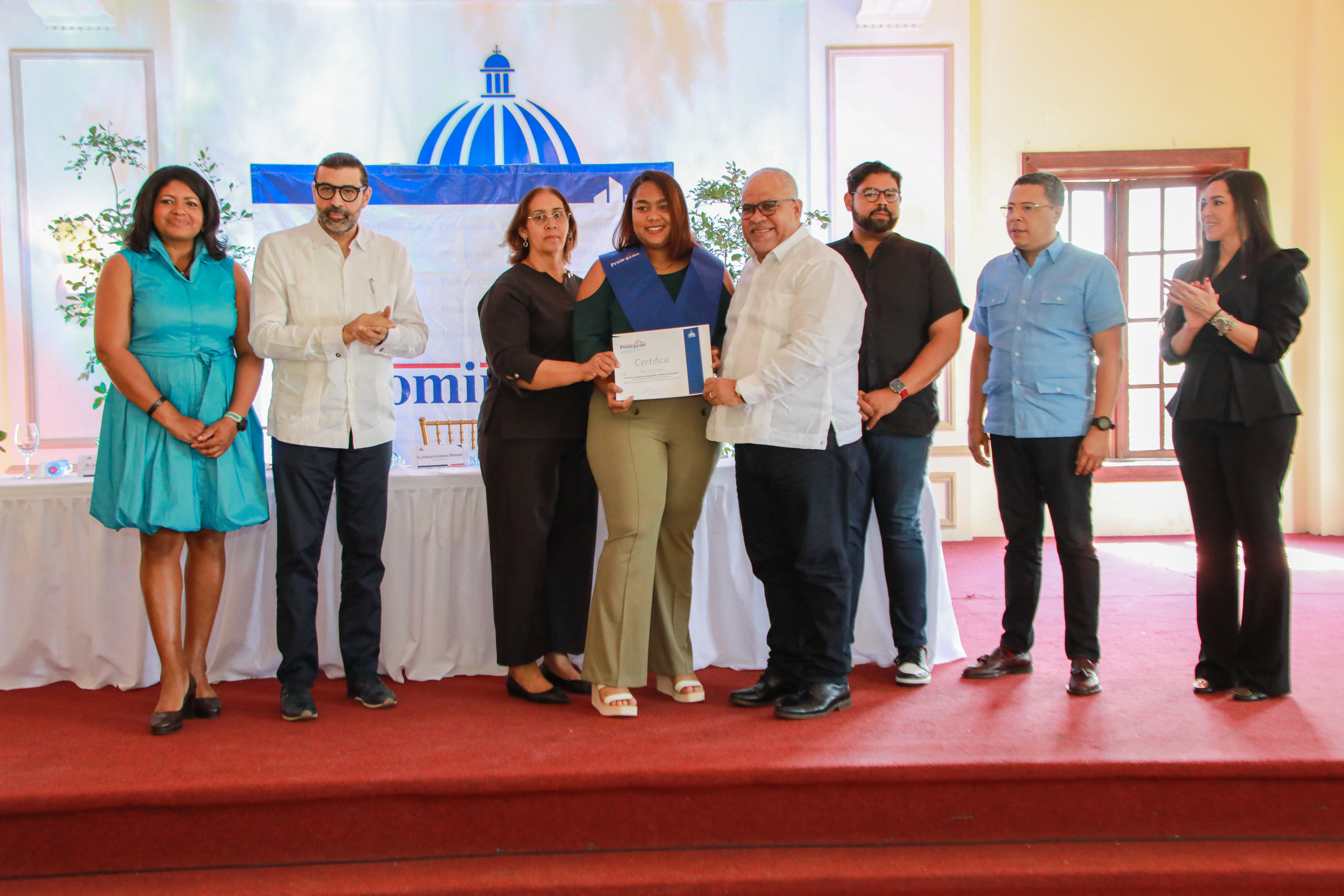 Unos 56 microempresarios se reciben en Planificación Estratégica